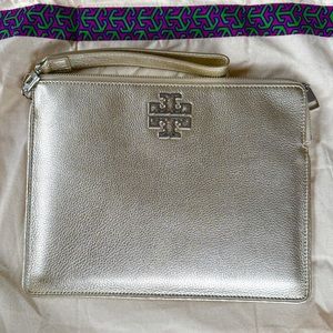 Tory Burch Britten Large Zip Pouch Wristlet Clutch bag In Light Gold
